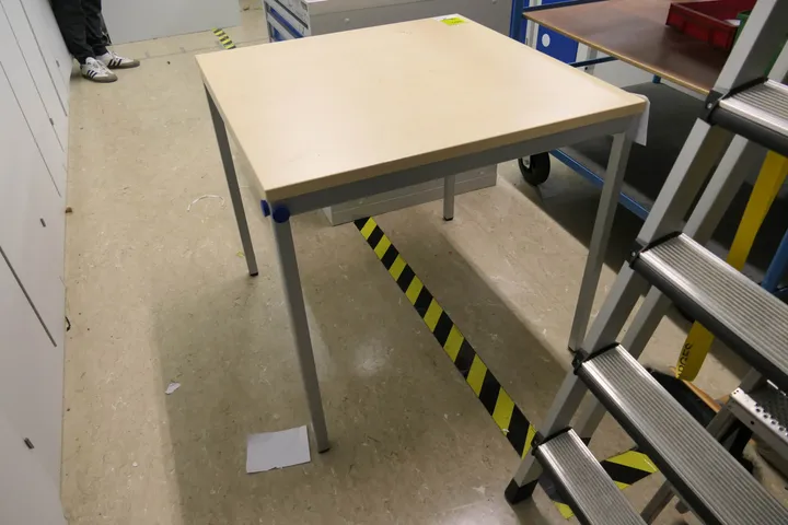 Tisch Maße in cm ca.: 80 x 80